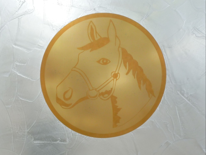 Midas Metall Toranlage mit goldenem Pferd | © Midas Surfaces GmbH